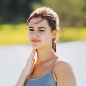 menina com a mão no pescoço