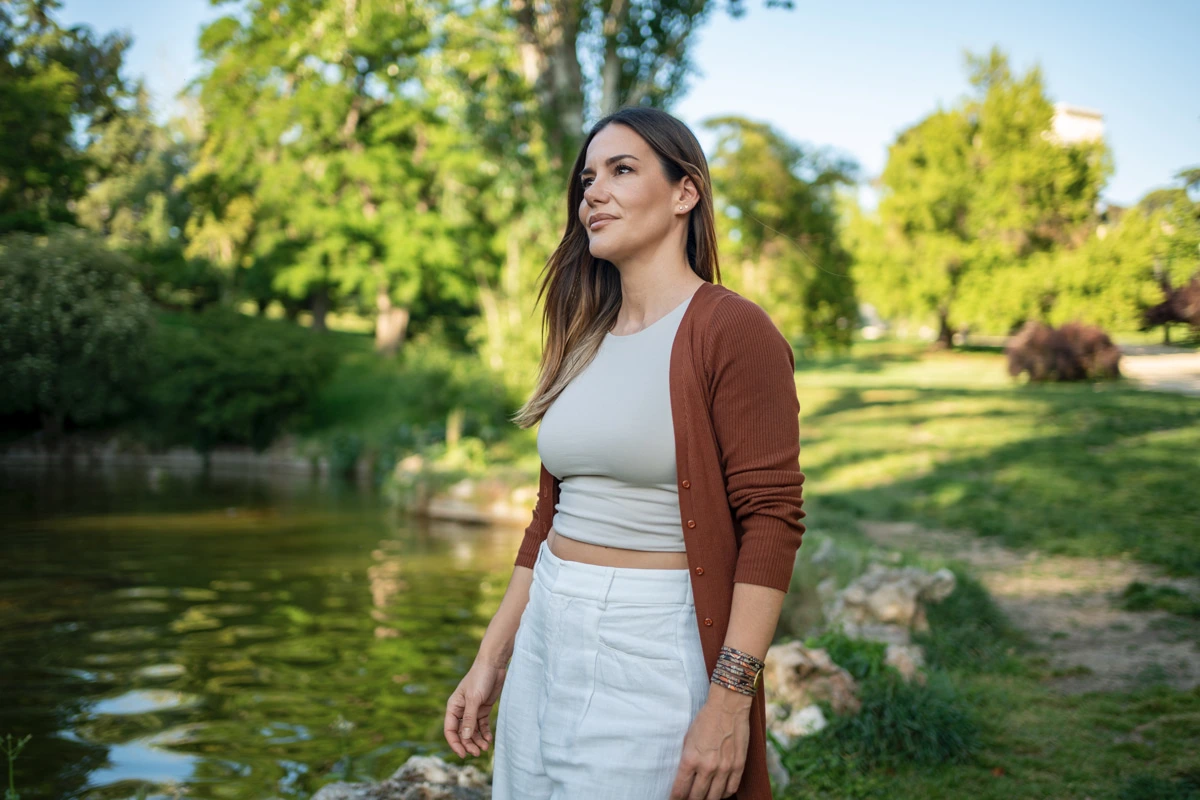 mulher de blusa branca em pé relaxada