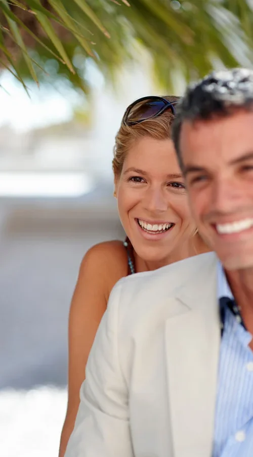 turismo em cidades pequenas-2023-11-27-05-06-47-(opti) mulheres e homens sorrindo nas férias